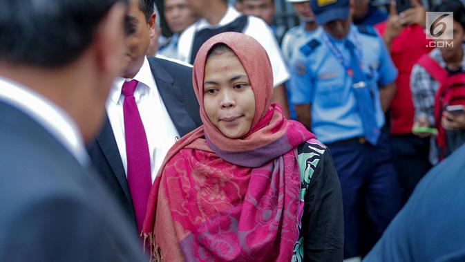 Siti Aisyah tiba di Bandara Halim Perdanakusuma, Jakarta, Senin (11/3). Siti Aisyah kembali ke Indonesia setelah dibebaskan oleh Pengadilan Tinggi Shah Alam terkait kasus dugaan pembunuhan Kim Jong-Nam. (Liputan6.com/Faizal Fanani)