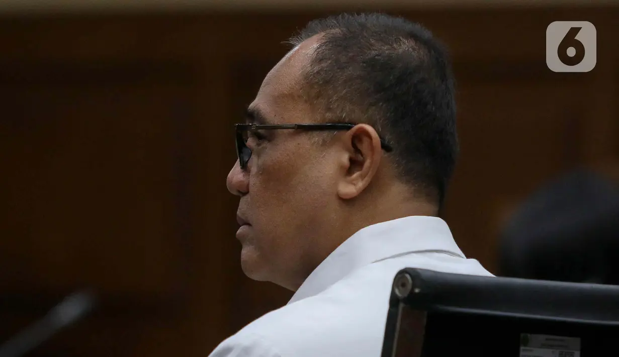 <p>Selain itu, Rafael Alun juga dituntut membayar denda Rp1 miliar atau subsider enam bulan penjara. (Liputan6.com/Herman Zakharia)</p>