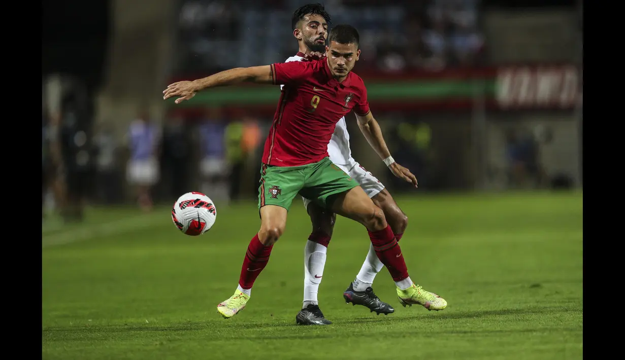 Dominasi Portugal pada babak kedua terus berlanjut. Peluang demi peluang diciptakan oleh Andre Silva ke gawang Qatar namun belum ada yang membuahkan hasil. (AFP/Carlos Costa)