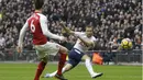 Aksi penyerang Tottenham, Harry Kane (kanan) melepaskan tembakan ke gawang Arsenal pada lanjutan Premier League di Wembley stadium, London, (10/2/2018). Tottenham menang tipis 1-0 atas Arsenal. (AP/Matt Dunham)