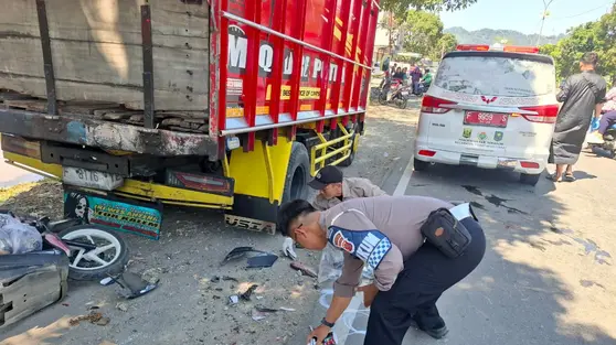 Kecelakaan Maut, Pemotor Tewas Hantam Truk Parkir