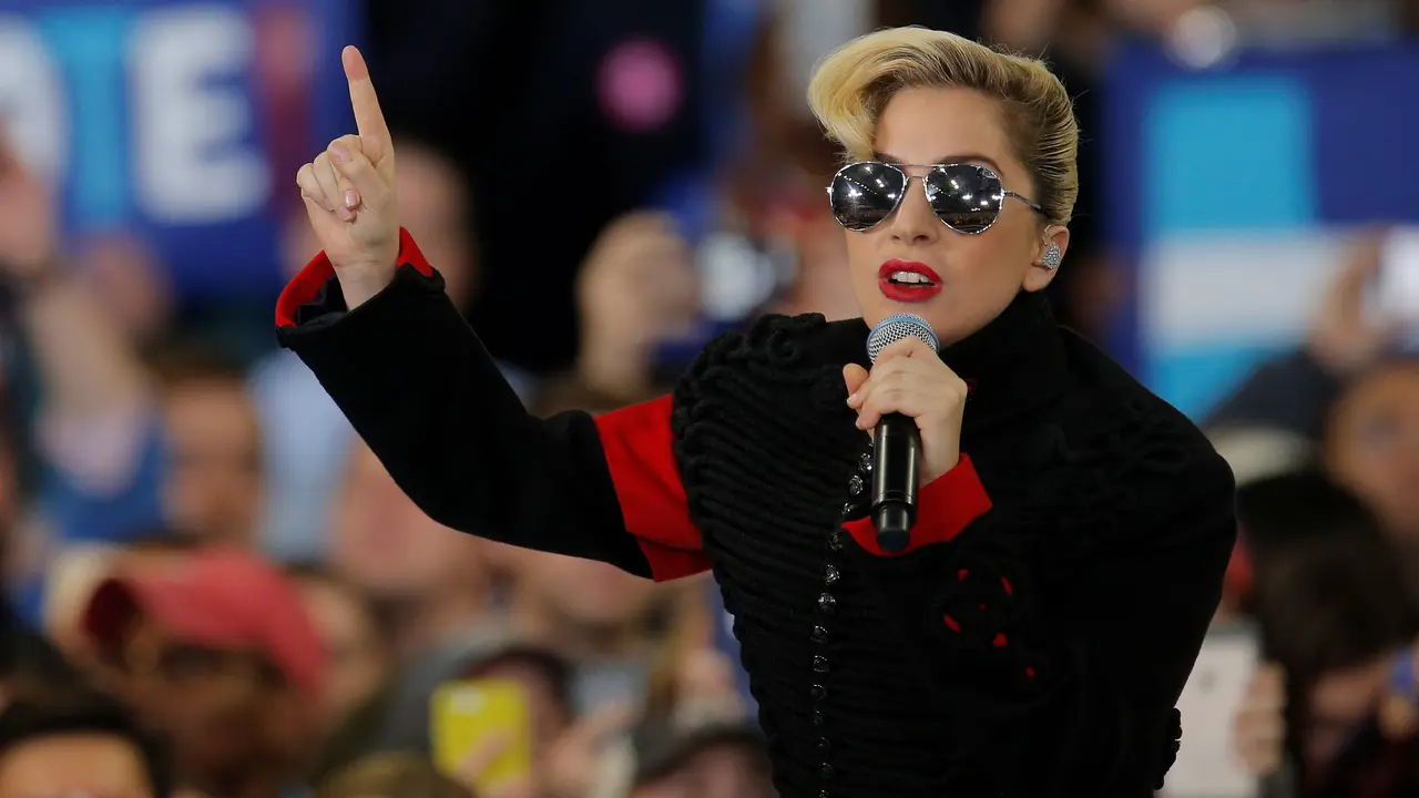 Lady Gaga Protes di Hadapan Trump Tower