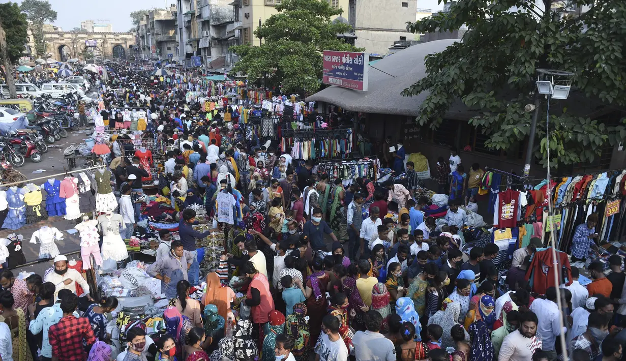 Pembeli memadati area pasar antara Teen Darwaja dan Kuil Bhadrakali menjelang Diwali, Festival Cahaya Hindu, di Ahmedabad, India, Minggu (8/11/2020). India saat ini menjadi negara kedua yang paling parah terdampak virus corona atau Covid-19 setelah Amerika Serikat. (SAM PANTHAKY/AFP)