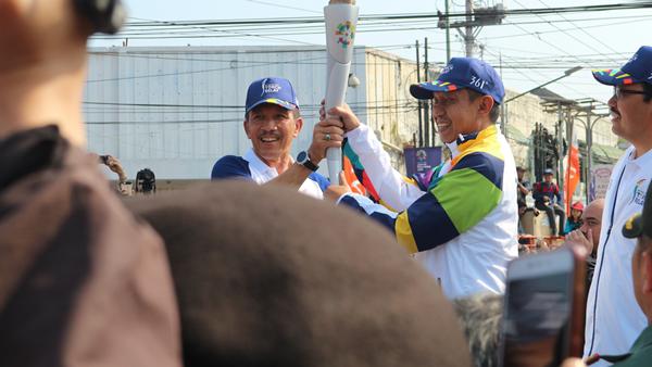 Setelah diarak, obor Asian Games diterima di Tugu Yogyakarta oleh walikota/Foto: copyright vemale.com/Winda Carmelita