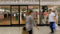 Orang-orang berjalan melewati cabang Marks and Spencer di London, Selasa (18/8/2020). Peretail Inggris, Marks & Spencer pada Selasa (18/8) mengumumkan rencananya untuk memangkas 7.000 pekerja dalam tiga bulan ke depan di tengah pandemi COVID-19. (AP Photo/Kirsty Wigglesworth)