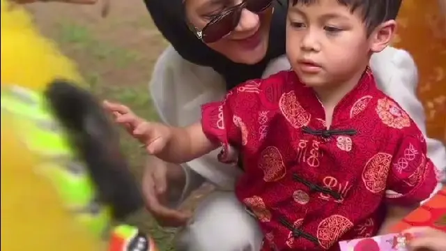 Paula Verhoeven Temani Kiano dan Kenzo Tonton Barongsai di Sekolah sambil Bagikan Angpao