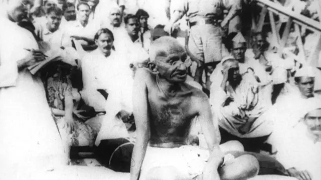 Mahatma Gandhi saat mengunjungi wilayah gempa di Bihar pada 1934 (Wikimedia Commons)