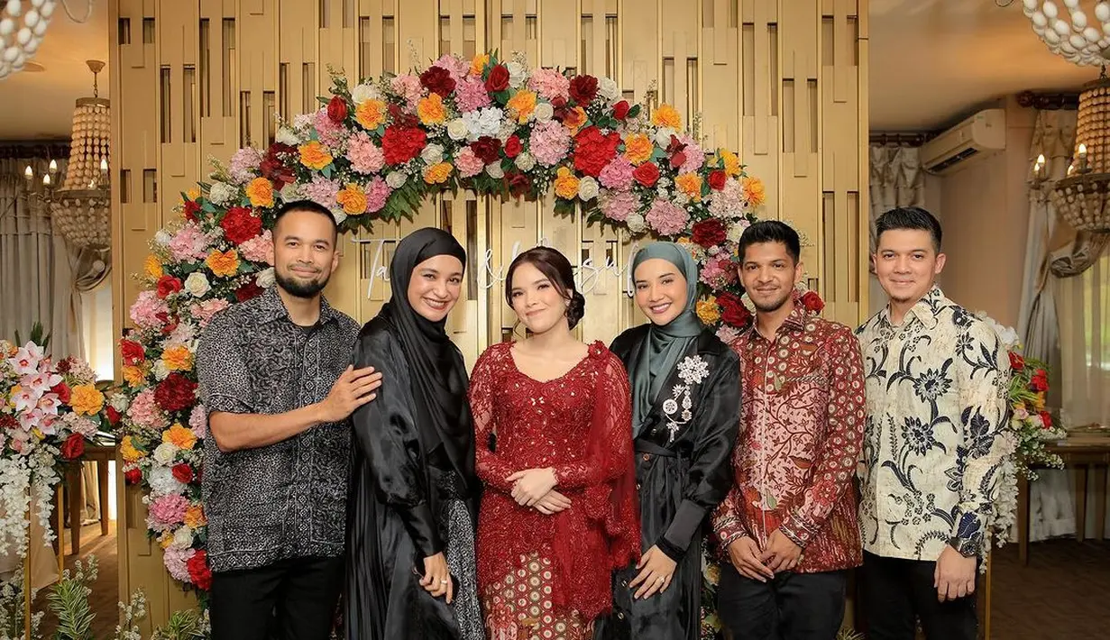 Zaskia pilih kenakan dress hitam panjang dengan embroidery bunga. Dipadukan dengan hijab abu-abu. [@zaskiasungkar_15]