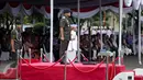 Panglima TNI Jenderal Gatot Nurmantyo memimpin upacara serah terima jabatan Brigjen TNI (Mar) Suhartono sebagai Komandan Pasukan Pengamanan Presiden (Danpaspampres) di Mako Paspampres, Jakarta, Selasa (14/3). (Liputan6.com/Faizal Fanani)