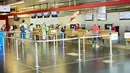 Para penumpang melakukan check-in di Bandara Internasional Wina di Wina, Austria, pada 15 Juli 2020. Bandara Internasional Wina mencatatkan penyusutan volume penumpang sebesar 95,4 persen menjadi 138.124 orang pada Juni 2020 dibandingkan tahun sebelumnya. Jumlah volume penumpang selama periode Janua