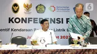 Menteri Koordinator Bidang Kemaritiman dan Investasi Luhut Binsar Pandjaitan (kiri) bersama Menteri Perindustrian Agus Gumiwang Kartasasmita saat menggelar konferensi pers di Jakarta, Senin (6/3/2023). Keterangan pers tersebut terkait pemerintah akan mengucurkan insentif Kendaraan Bermotor Listrik Berbasis Baterai (KBLBB) pada 20 Maret 2023. (Liputan6.com/Johan Tallo)