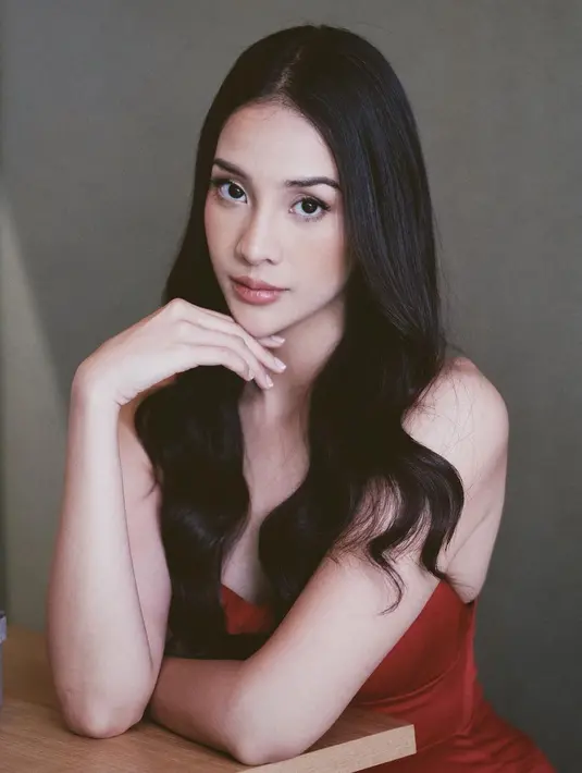 Berpose duduk sambil tangan memagang dagu dengan tatapan tajam, Anya Geraldine tampil memesona memakai gaun merah. “Aku menantangmu untuk tidak mencintaiku,” tulis Anya Geraldine di caption Instgramnya. (Instagram/anyageraldine)
