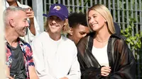 Pasangan Justin Bieber dan Hailey Baldwin menghadiri fashion show John Elliot selama gelaran New York Fashion Week di New York City, 6 September 2018. Ini fashion show pertama yang mereka datangi sebagai tunangan. (Theo Wargo/GETTY IMAGES/AFP)