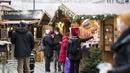 Warga memakai masker untuk melindungi diri dari virus corona mengunjungi pasar Natal di Wina, Austria, Rabu (17/11/2021). Penguncian nasional untuk orang yang tidak divaksinasi diberlakukan di Austria untuk memerangi meningkatnya infeksi dan kematian akibat virus corona. (AP Photo/Michael Gruber)