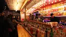 Wisatawan mengunjungi kios minuman di pasar malam Natal khas Eropa atau Christmas Market di pusat kota Brussels, Belgia, Senin (14/12/2015). Acara bertema "Keajaiban Musim Dingin" ini berlangsung dari 27 November 2015 - 3 Januari 2016. (Arie Asona)