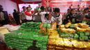 Ratusan paket narkoba ditampilkan petugas sebelum di musnahkan di Garbage Plant, Bandara Soekarno-Hatta, Tangerang, Selasa (15/08). (Liputan6.com/Helmi Afandi)