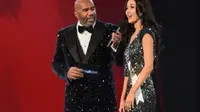 Sonia Fergina Citra menjawab pertanyaan Steve Harvey, host Miss Universe 2018. (dok. Instagram @officialputeriindonesia/Dinny Mutiah)