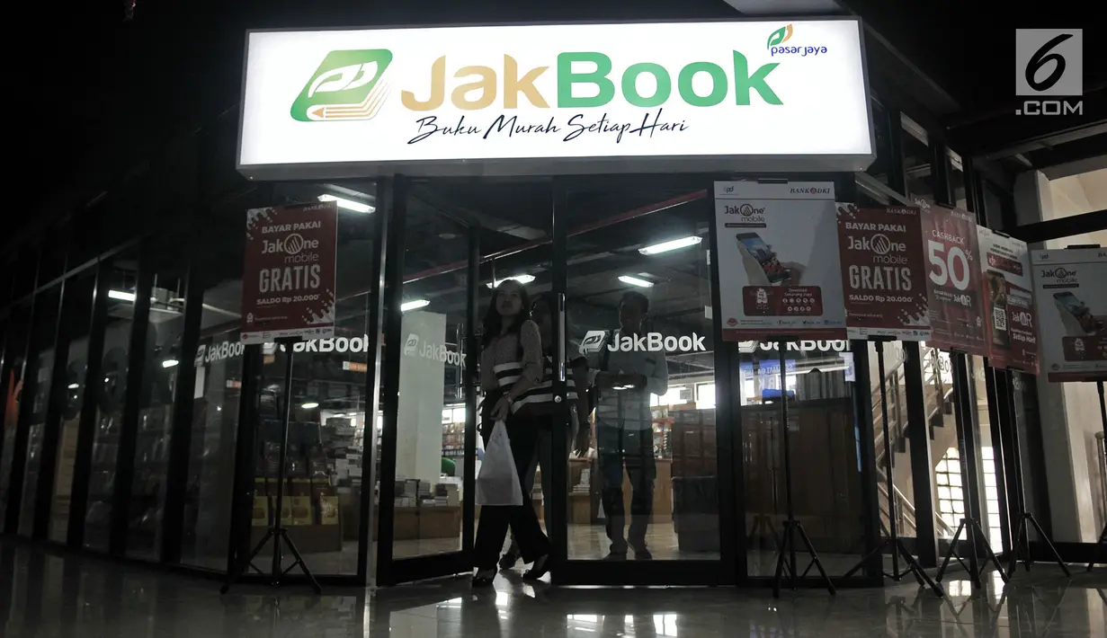 Pengunjung seusai berbelanja buku di Pasar Kenari, Jakarta Pusat, Selasa (30/4/2019). Pasar buku itu merupakan pasar buku pertama di Jakarta yang didirikan untuk menyediakan buku-buku berharga yang murah alias terjangkau dan dikelola PD Pasar Jaya. (merdeka.com/Iqbal S. Nugroho)