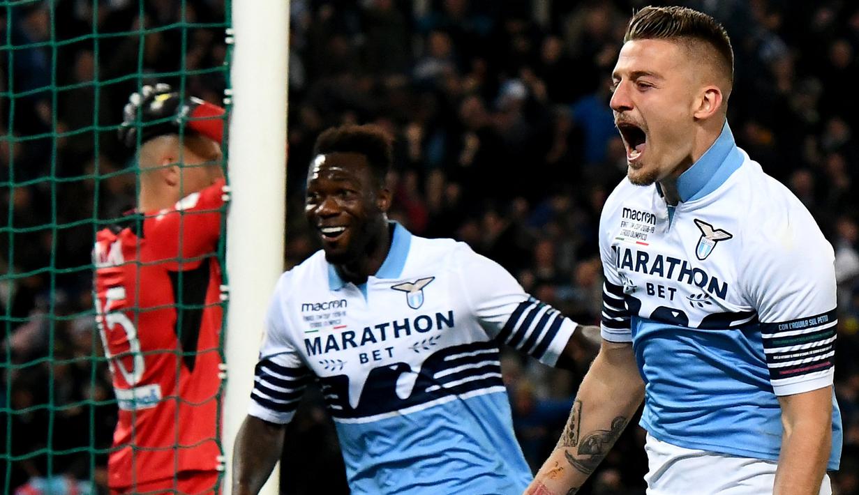 Gelandang Lazio, Sergej Milinkovic-Savic, melakukan selebrasi usai membobol gawang Atalanta pada laga Coppa Italia 2019 di Stadion Olympic, Roma, Rabu (15/5). Lazio menang 2-0 atas Atalanta. (AFP/Vincenzo Pinto)