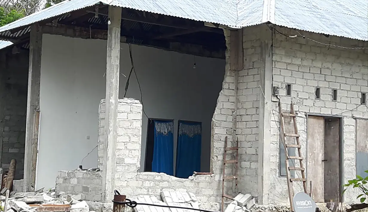 Kondisi bangunan rumah yang rusak akibat diguncang gempa di Ambon, Maluku, Jumat (27/9/2019). Badan Nasional Penanggulangan Bencana (BNPB) mengatakan 171 rumah rusak akibat gempa Magnitudo 6,5 yang mengguncang Maluku pada Kamis 26 September 2019. (HO/BADAN NASIONAL PENANGGULANGAN BENCANA/AFP)