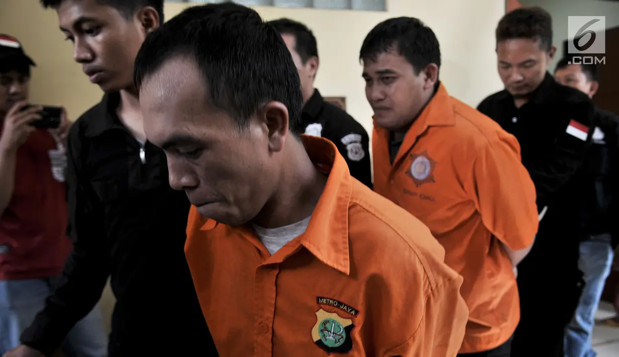 Polisi menggiring tersangka saat rilis kasus pencurian dengan kekerasan (curas) di Rumah Sakit Polri Sukanto, Jakarta, Minggu (3/2). Polisi menangkap tiga tersangka dan satu pelaku tewas karena mencoba melawan saat diringkus. (Merdeka.com/Iqbal Nugroho)