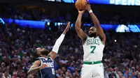 Aksi pemain Celtics Jaylen Brown melepaskan tembakan saat melawan Mavericks di NBA Finals 2024 (AFP)