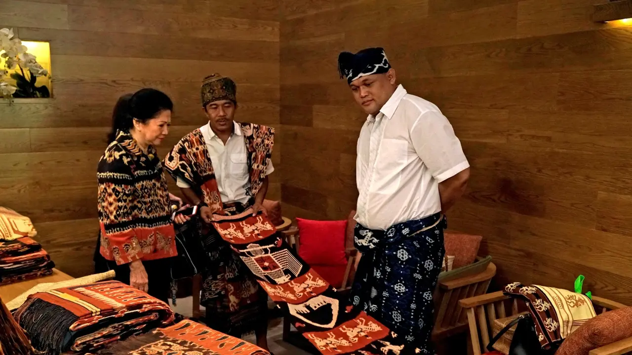 Susah-Susah Gampang, Inilah Cara Pewarnaan Tenun Sumba yang Asli
