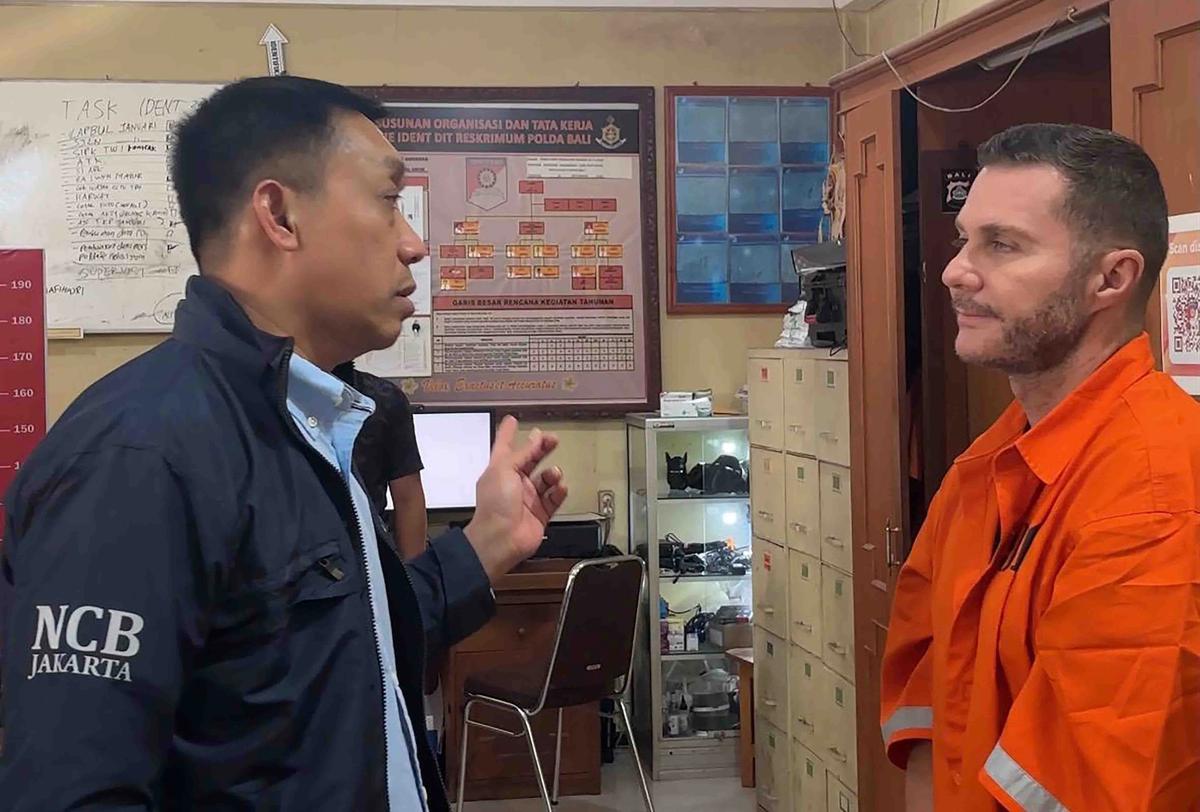 FOTO: Polri Amankan Buronan Internasional Sindikat Narkoba di Bandara Bali