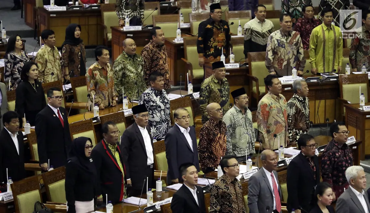 Sejumlah Anggota Dewan Perwakilan Rakyat menyanyikan lagu Indonesia Raya saat mengikuti Rapat Paripurna di Komplek Parlemen, Senayan, Jakarta, Kamis (20/7). (Liputan6.com/Johan Tallo)
