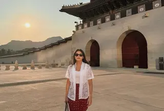 Gaya Yunita Siregar padukan wastra dan sneakers yang bisa jadi inspirasi. [@yunitasiregar].