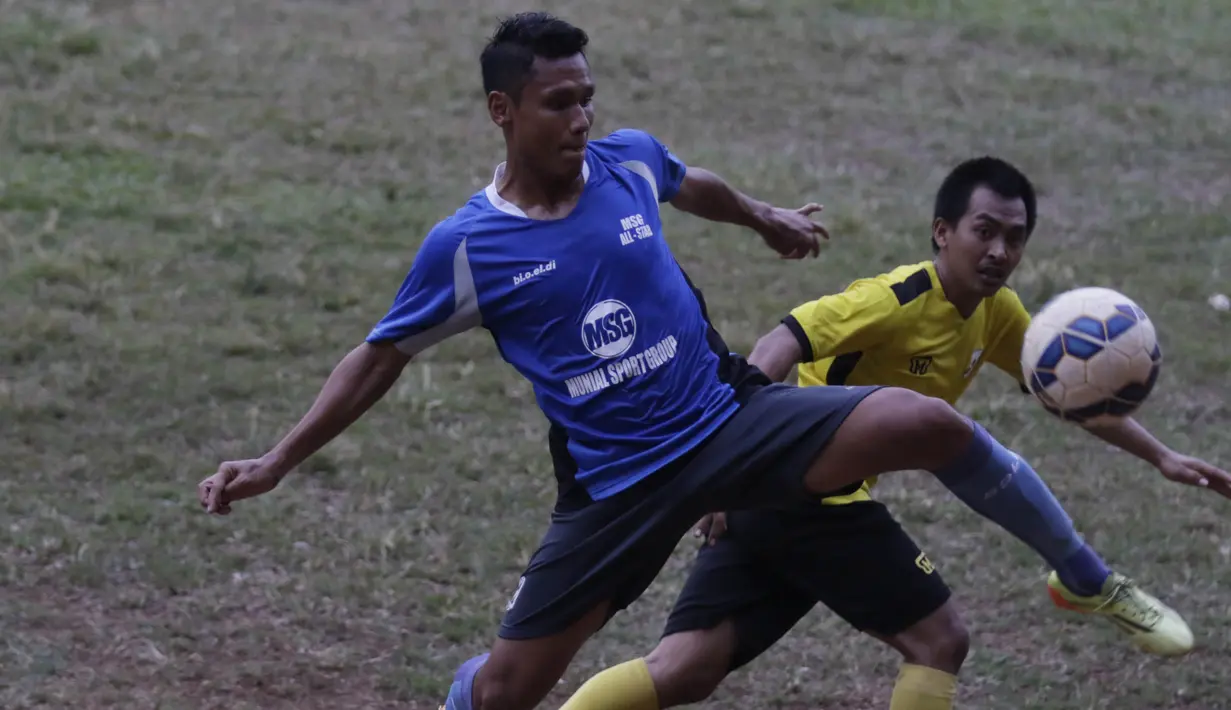 Pemain PBR, Rendy Siregar menghalau bola dari pemain Villa 2000 pada laga persahabatan jelang Piala Jenderal Sudirman di Lapangan ISCI, Jakarta, Kamis (5/10/2015). PBR berhasil menang 2-0. (Bola.com/Vitalis Yogi Trisna)
