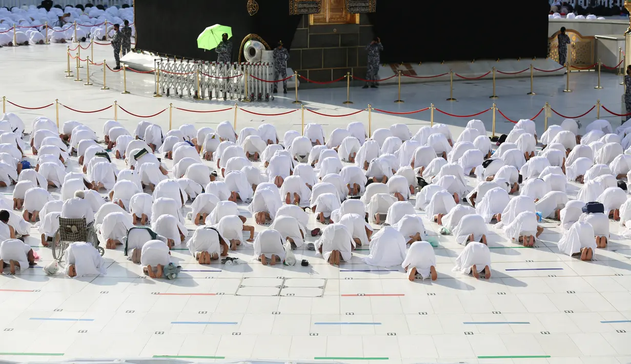 Barisan jemaah salat di Masjidil Haram di kota suci Mekah, Arab Saudi (30/12/2021). Arab Saudi pada hari Kamis (30/12) menerapkan kembali langkah-langkah jarak sosial di Masjidil Haram di kota suci Muslim Mekah, setelah mencatat jumlah infeksi tertinggi dalam beberapa bulan. (AFP Photo)