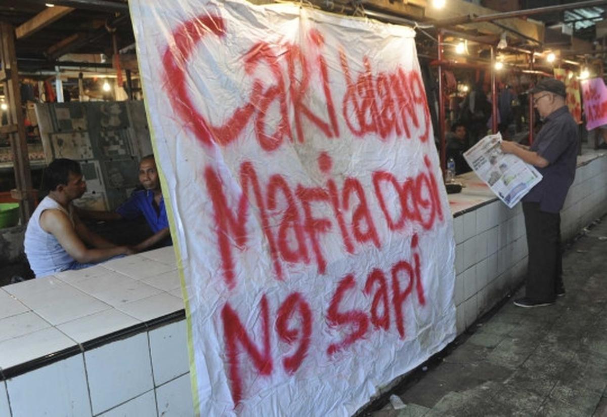 Tuntut turunkan harga, pedagang daging sapi di Senen mogok berjualan