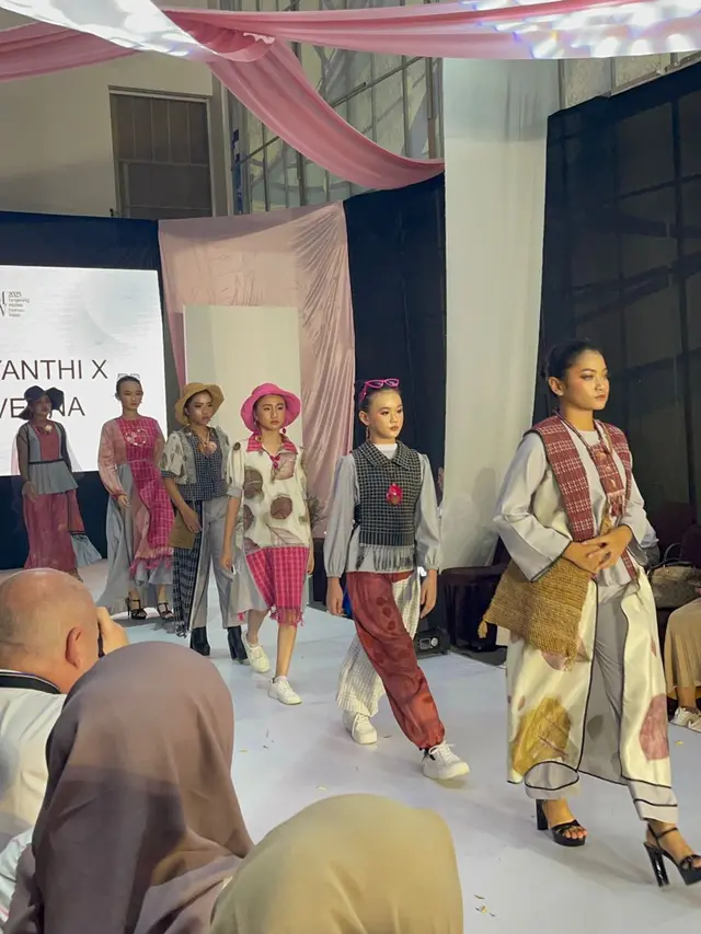 Para model yg menggunakan rancangan Kalya Mahiya dalam ajang Tangerang Modest Fashion Week 2023