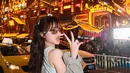 Ia mengenakan atasan crop top putih polos yang memberikan kesan clean dan segar. Gaya ini membuat penampilannya terlihat lebih ringan namun tetap menonjol. [@fuji_an].