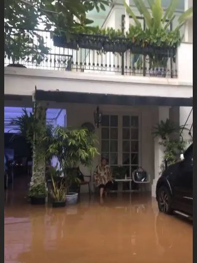 Momen Evakuasi Ibunda Yuni Shara saat Banjir, Mengungsi ke Tempat yang Aman