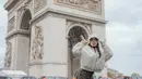 Berfoto di depan Arch de Triomphe, Fuji melapisi outfitnya dengan bomber jacket putih. [@fuji_an]