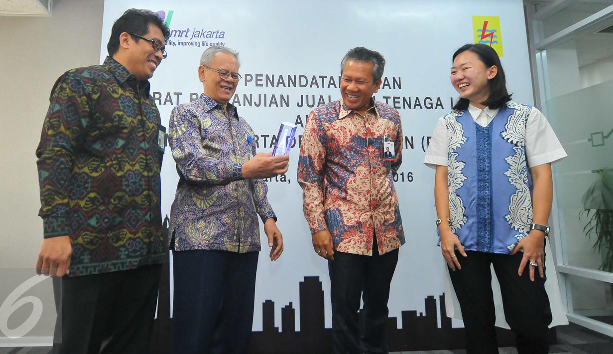 GM Distribusi Jakarta Raya PLN Syamsul Huda, Komisaris Utama MRT Jakarta Erry Riyana Hardjapamekas, Kadiv Operasi Regional Jawa bagian barat PLN Nyoman Astawa dan Silvia Halim usai melakukan kerjasama, Jakarta, Rabu (21/12). (Liputan6.com/Angga Yuniar)