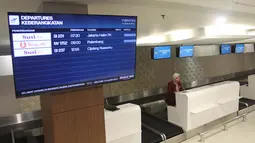 Petugas melakukan pemeriksaan  tiket mesin keberangkatan di Bandara Husein Sastranegara, Bandung, Jawa Barat, Jumat (7/8/2025).  (Istimewa)