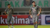 Pemain Persebaya Surabaya, Higor Felife Vidal tampak kecewa usai Persikabo 1973 mencetak gol dalam laga pekan pertama BRI Liga 1 2022/2023 antara Persikabo 1973 melawan Persebaya Surabaya di Stadion Pakansari, Bogor, Senin (25/7/2022) malam WIB. (Bola.com/M Iqbal Ichsan)