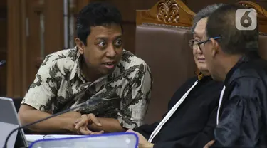 Terdakwa dugaan suap jual-beli jabatan di lingkungan Kemenag, M Romahurmuziy (kiri) saat menjalani sidang lanjutan di Pengadilan Tipikor, Jakarta, Rabu (27/11/2019). Sidang mendengar keterangan dua orang saksi, Roziqi dan Abdul Wahab. (Liputan6.com/Helmi Fithriansyah)