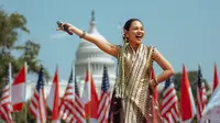 Andien manggung di depan Capitol Hill, Washington DC, Amerika Serikat, Minggu (25/8/2024). Pakai wastra Nusantara, Andien menghibur ribuan pengunjung. (Foto: Dok. Instagram @andienaisyah)