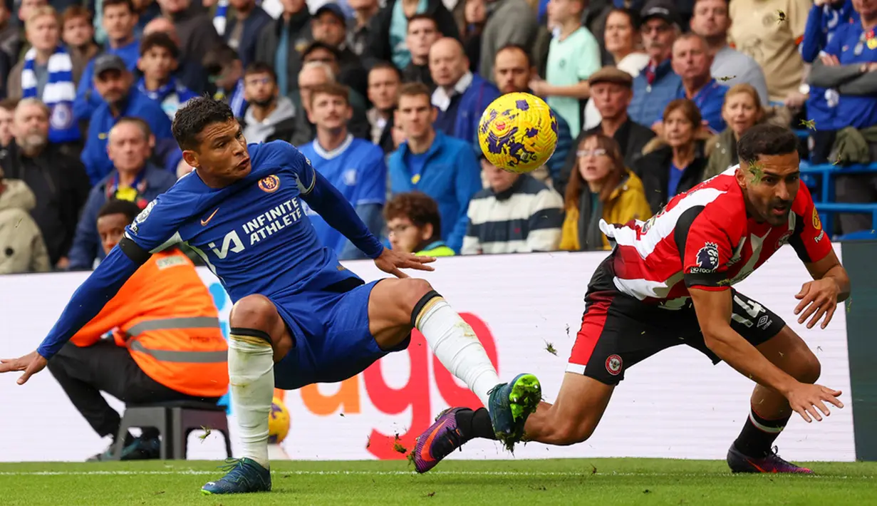 Laju positif Chelsea terhenti seteleah The Blues menderita kekalahan pertama dalam lima laga usai ditaklukkan Brentford 0-2 pada lanjutan Liga Inggris 2023/2024. (AP Photo/Ian Walton)