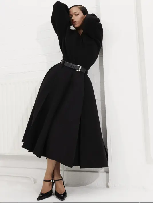 Mengenakan dress A-Line, Taylor Russell tampak begitu elegan. Ia menambahkan ikat pinggang untuk tampilannya yang super chic. [Foto: Instagram/ Taylor Russell]