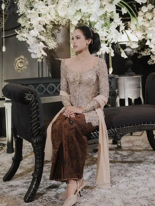 Cantiknya Maudy Ayunda di momen pernikahan sang adik. Ia dibalut kebaya cokelat super elegan, dipadukan dengan kain batik cokelat yang serasi.  [Foto: Instagram/maudyayunda]