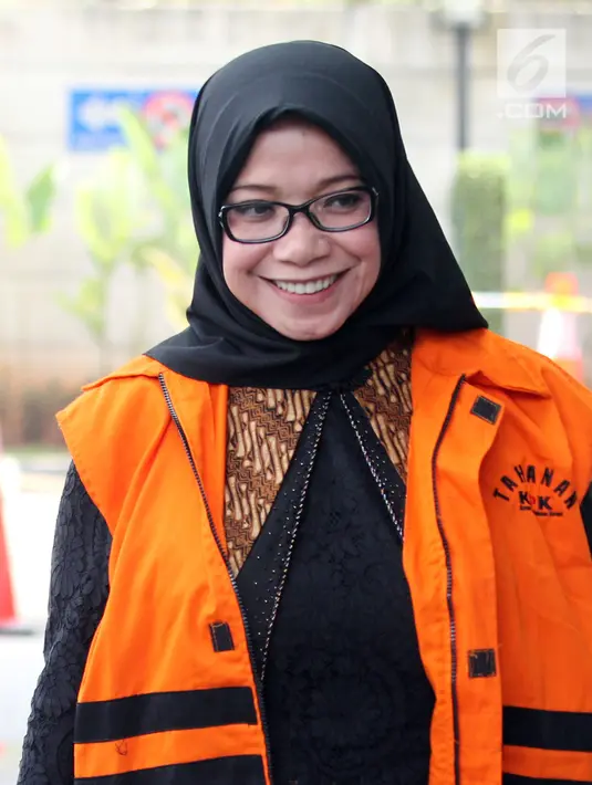 Anggota DPR Komisi VII Eni Maulani Saragih tersenyum saat tiba di gedung KPK, Jakarta, Rabu (15/8). Eni Saragih diperiksa sebagai saksi terkait dugaan menerima suap proyek kontrak kerja sama pembangunan PLTU Riau-1. (Merdeka.com/Dwi Narwoko)