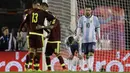 Kapten Argentina, Lionel Messi, tampak kecewa usai Venezuela berhasil mencetak gol ke gawang Argentina di Stadion Monumental Antonio Vespucio Liberti, Rabu (6/9/2017). Argentina ditahan imbang 1-1 oleh Venezuela. (AP/Natacha Pisarenko)