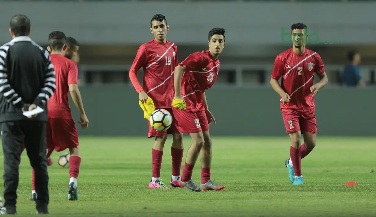 Para pemain Bahrain saat berlatih dalam pengawasan pelatih di Stadion Pakansari, Bogor, (26/4/2018). Bahrain tampil dengan pemain muda pada PSSI Anniversarry Cup 2018 . (Bola.com/Nick Hanoatubun)