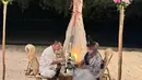 <p>"Happy birthday to my mom," tulis Ayu Ting Ting dalam keterangan foto yang memperlihatkan sang ibunda sedang makan malam romantis dengan Ayah Rozak. (Foto: Instagram/ ayutingting92)</p>