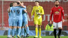 Para pemain Burnley merayakan gol yang dicetak oleh Chris Wood ke gawang Manchester United pada laga Premier League di Stadion Old Trafford, Kamis (23/1/2020). Manchester United takluk 0-2 dari Burnley. (AFP/Paul Ellis)